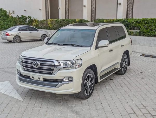 TOYOTA LAND CRUISER 2020 GXR GRAND TOURING V8 FULL OPTION GCC IN EXCELLENT CONDITION