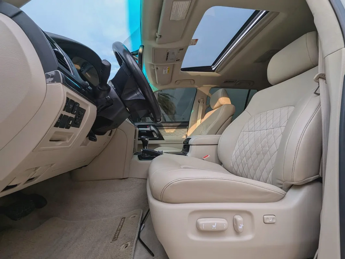TOYOTA LAND CRUISER 2020 GXR GRAND TOURING V8 FULL OPTION GCC IN EXCELLENT CONDITION-4-4
