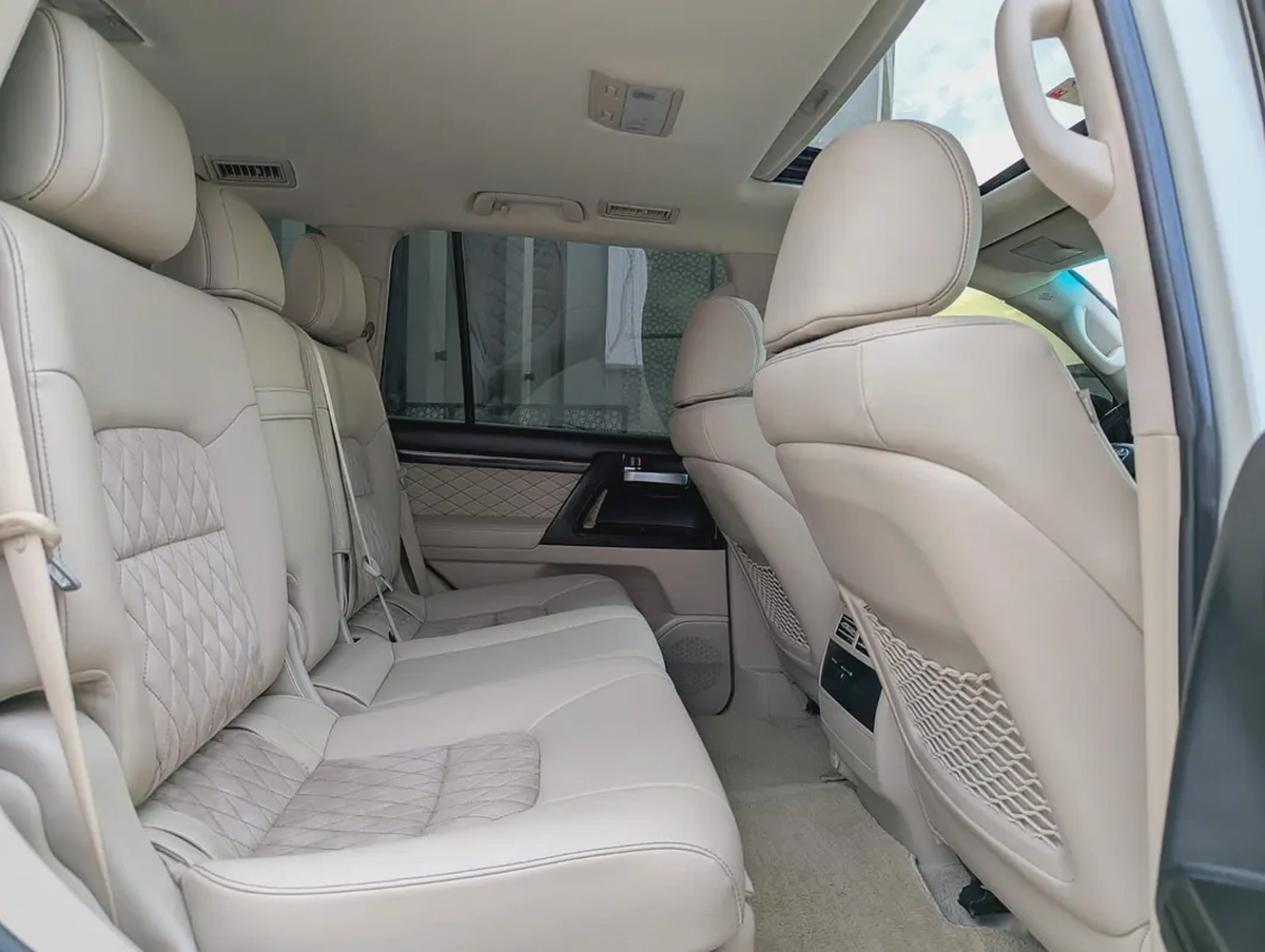 TOYOTA LAND CRUISER 2020 GXR GRAND TOURING V8 FULL OPTION GCC IN EXCELLENT CONDITION-8-8