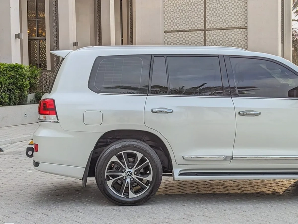 TOYOTA LAND CRUISER 2020 GXR GRAND TOURING V8 FULL OPTION GCC IN EXCELLENT CONDITION
