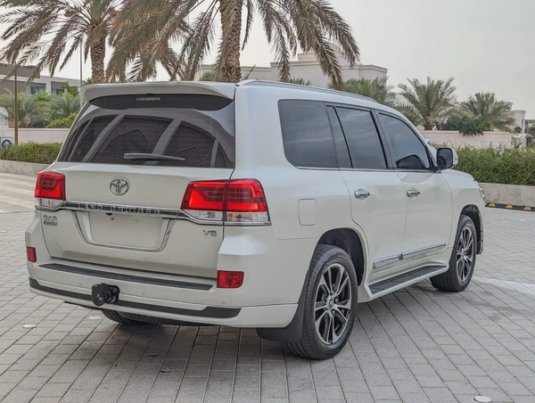 TOYOTA LAND CRUISER 2020 GXR GRAND TOURING V8 FULL OPTION GCC IN EXCELLENT CONDITION