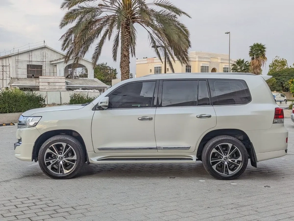 TOYOTA LAND CRUISER 2020 GXR GRAND TOURING V8 FULL OPTION GCC IN EXCELLENT CONDITION