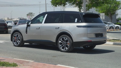 Lynk & Co 900 (Silver)-11