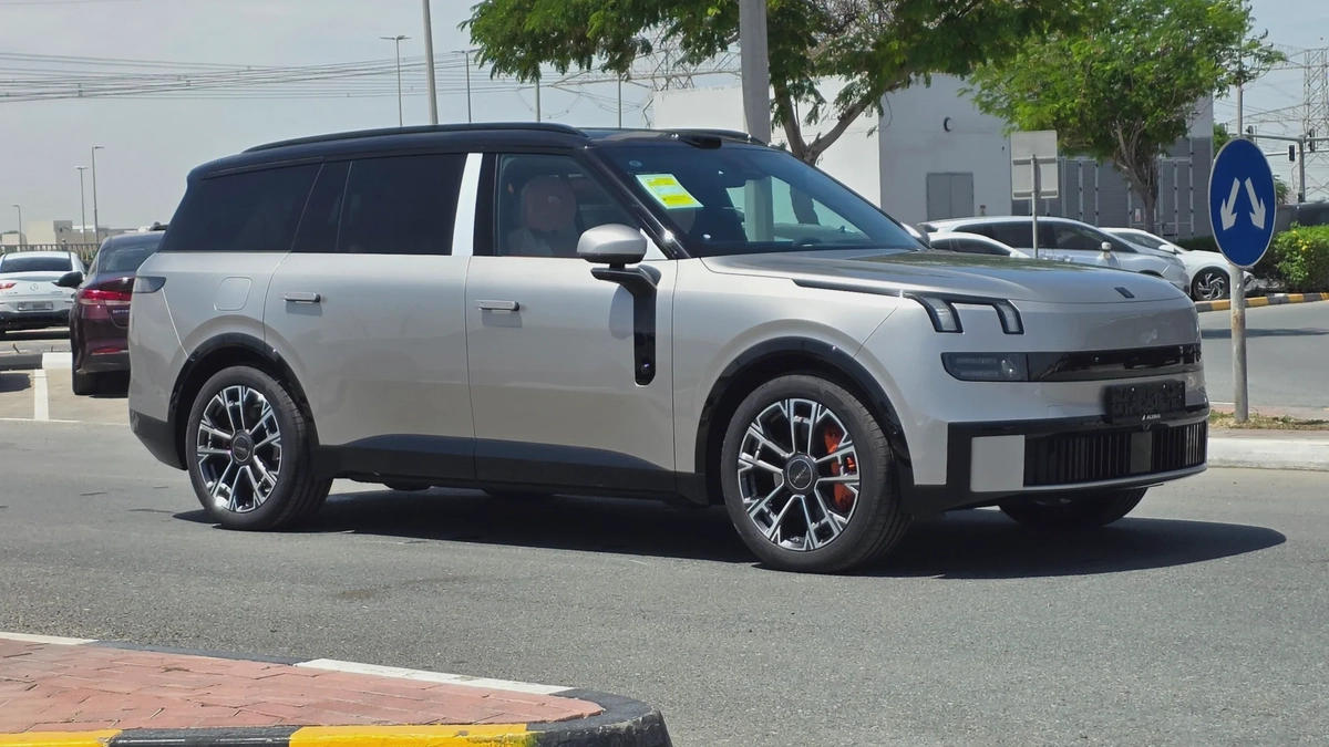 Lynk & Co 900 (Silver)