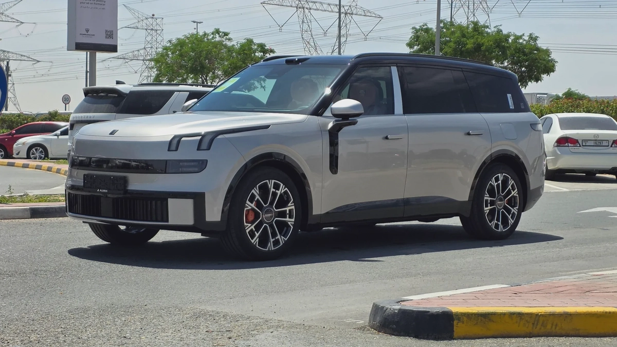 Lynk & Co 900 (Silver)-3-3