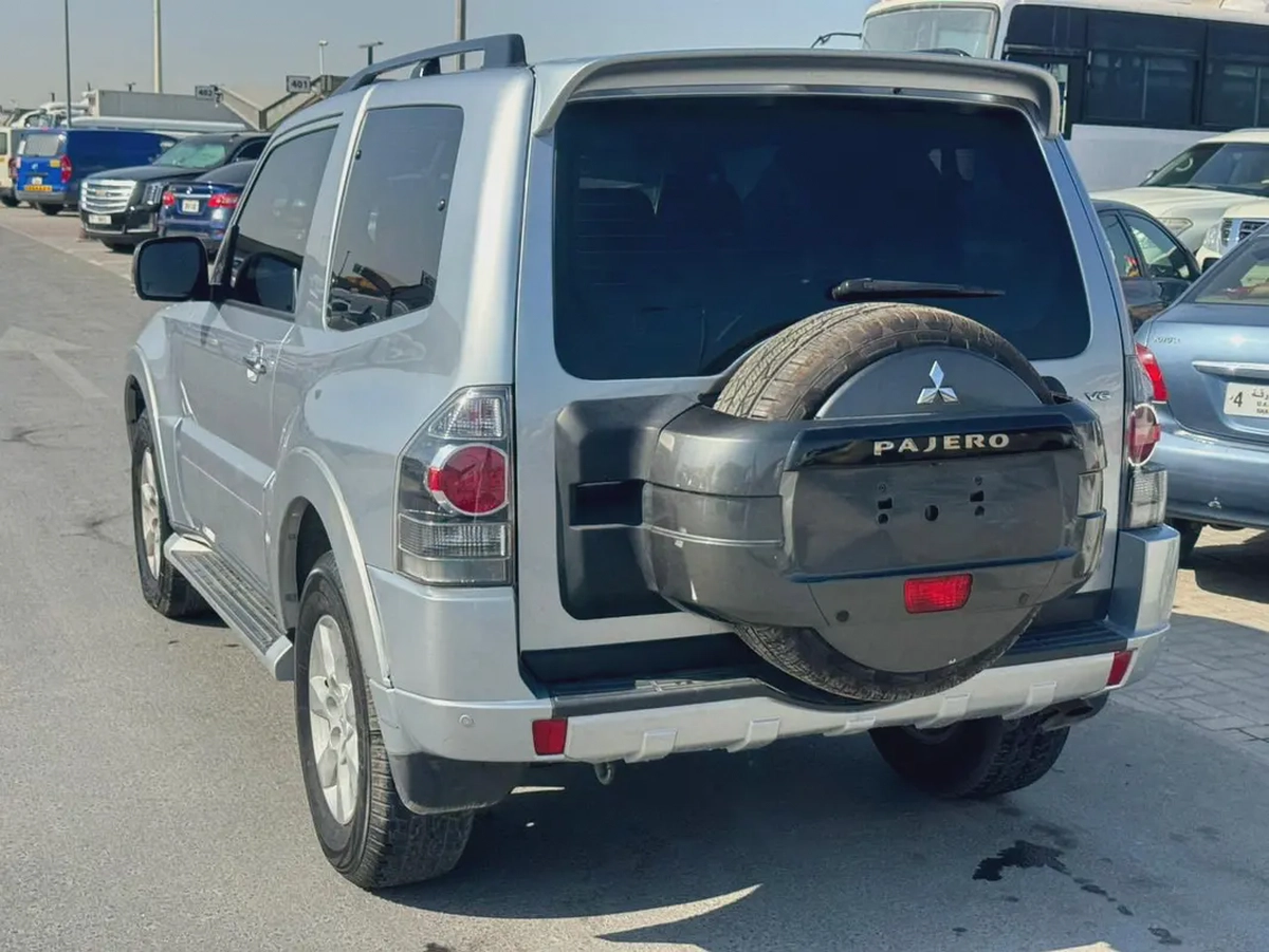 Mitsubishi Pajero 2016 silver color GCC calen car-1-1