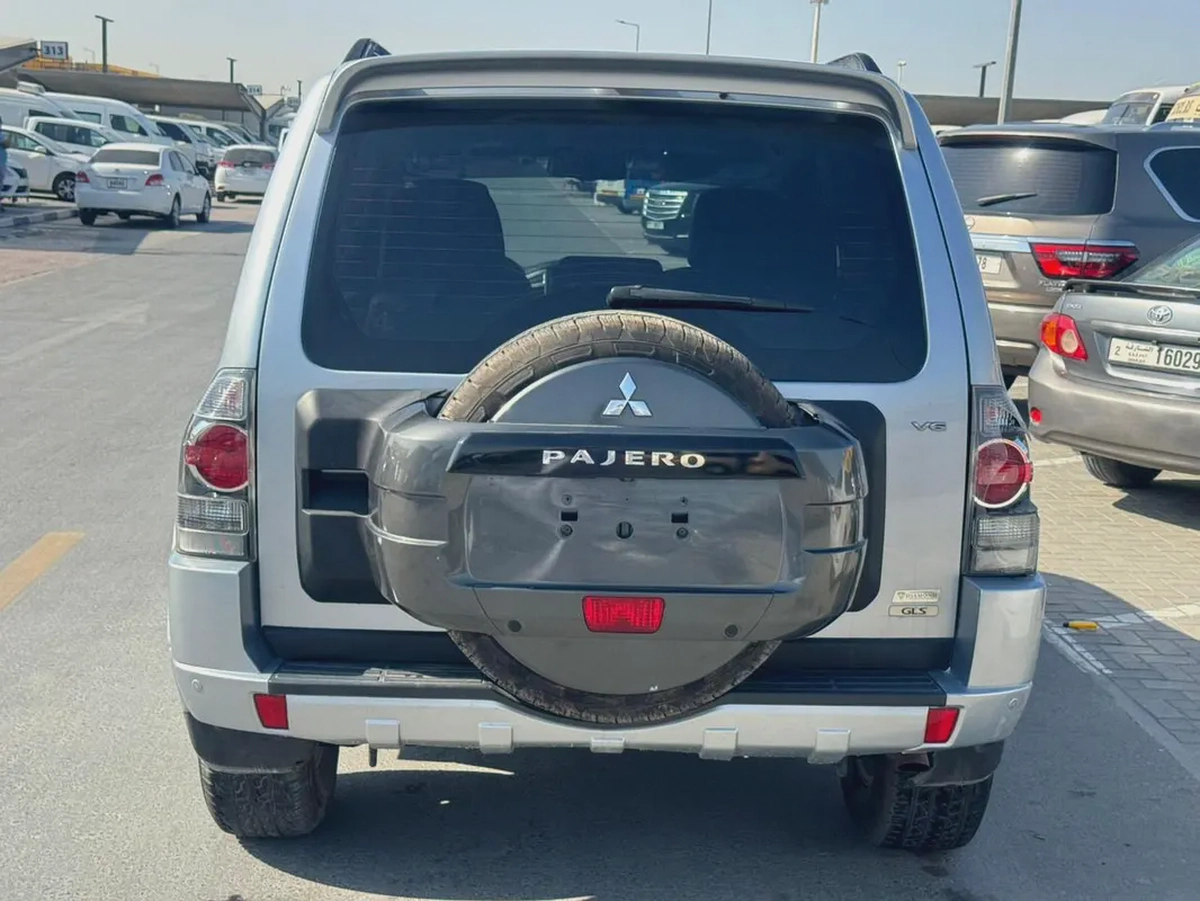 Mitsubishi Pajero 2016 silver color GCC calen car-2-2