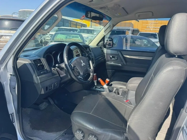 Mitsubishi Pajero 2016 silver color GCC calen car