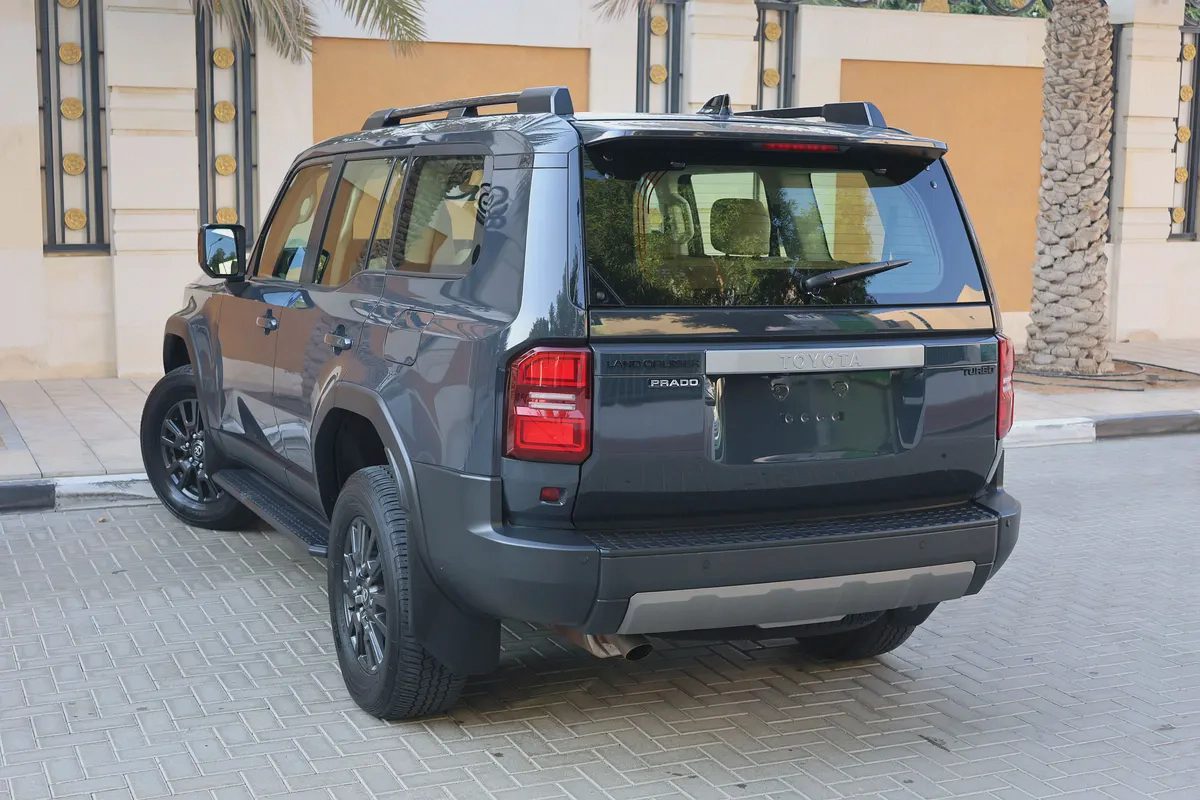 TOYOTA PRADO 2024-GXR-60000KM-GCC SPECS-UNDER WARRANTY  SERVICE-3-3