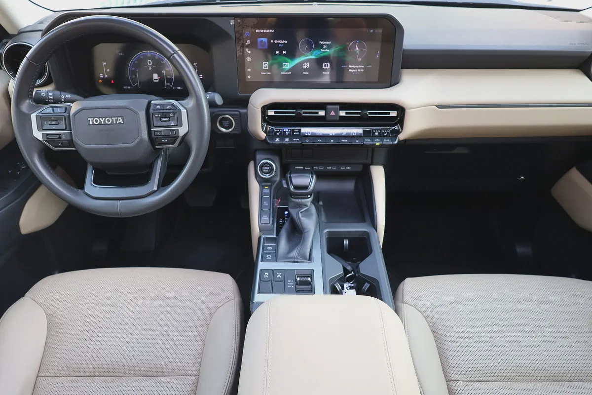 TOYOTA PRADO 2024-GXR-60000KM-GCC SPECS-UNDER WARRANTY  SERVICE-13-13