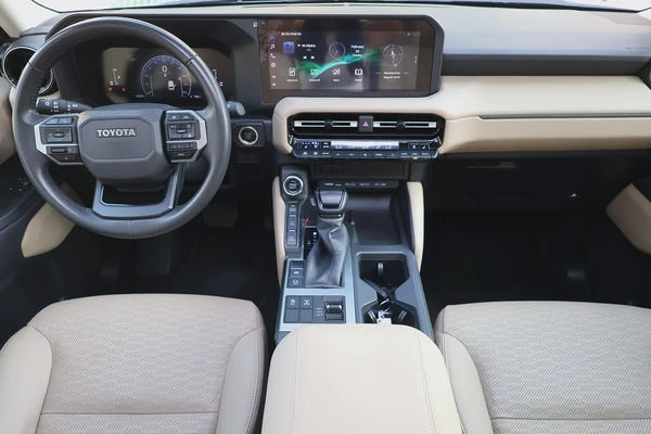 TOYOTA PRADO 2024-GXR-60000KM-GCC SPECS-UNDER WARRANTY  SERVICE