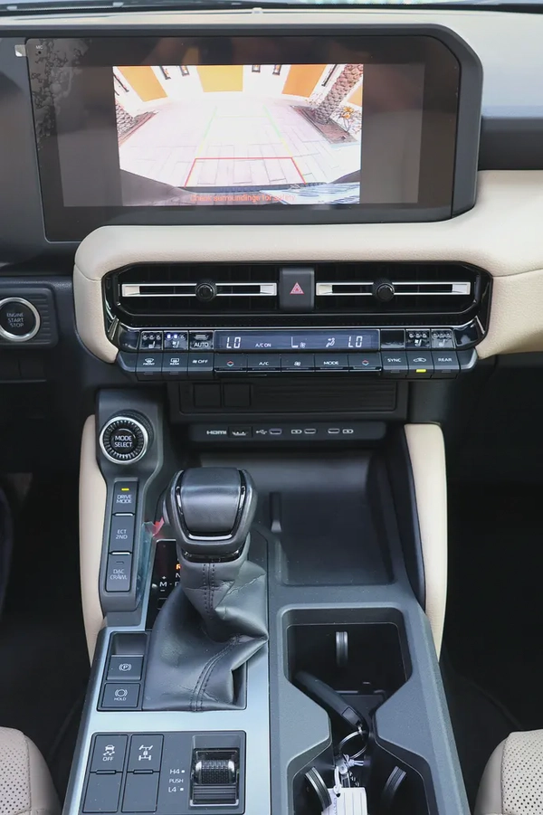 TOYOTA PRADO 2024-GXR-60000KM-GCC SPECS-UNDER WARRANTY  SERVICE