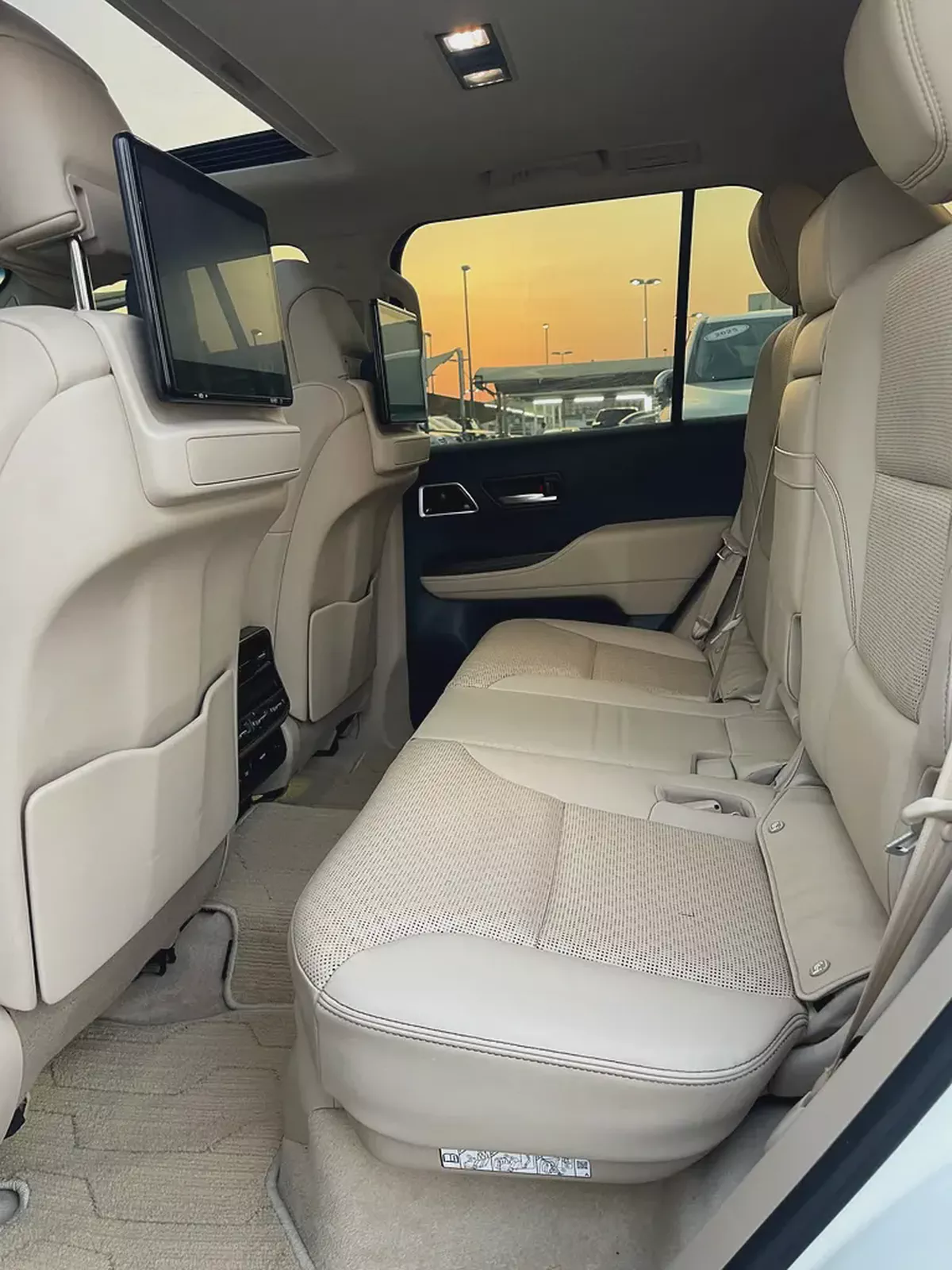تويوتا لاند كلوزر VXR بدون تيربو Pristine Toyota Land Cruiser VXR 2022 | GCC Specs | Full Option-12-12