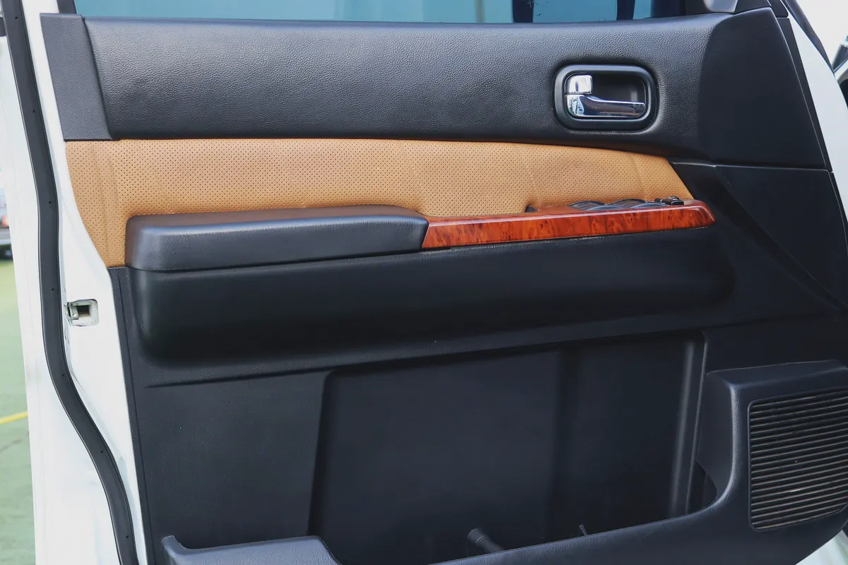 Nissan VTC Safari 2019 Full Option-10-10