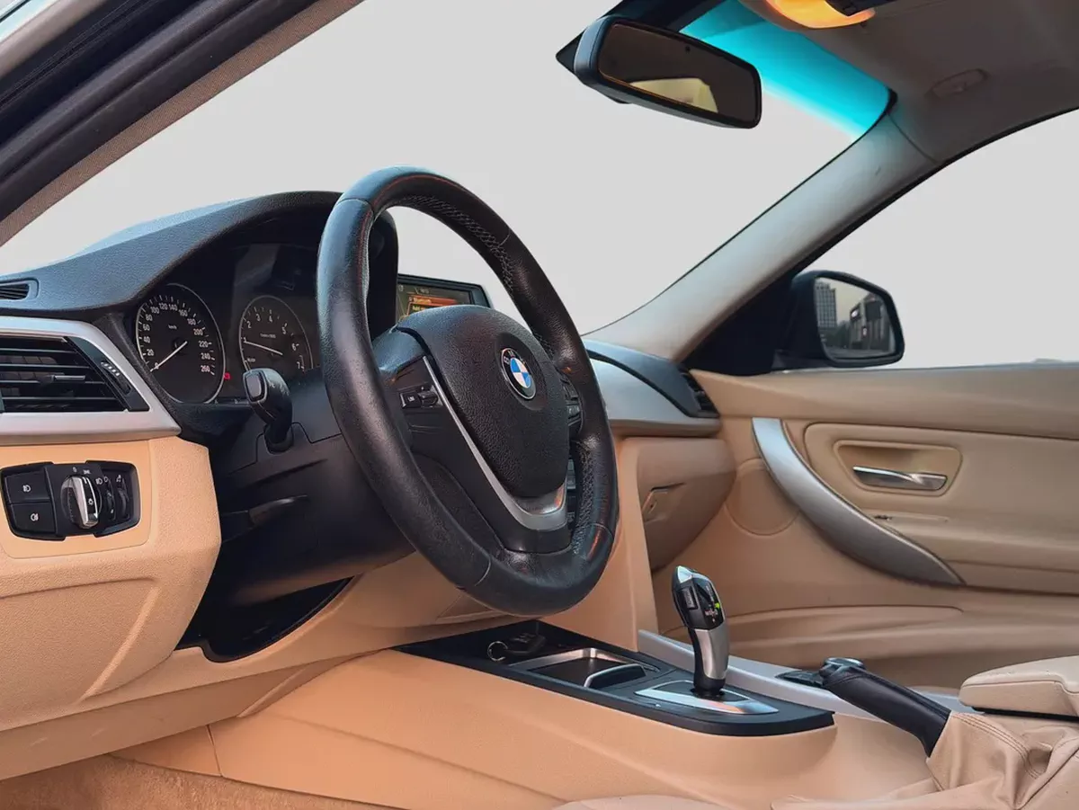 BMW 320i | 2.0L TURBO | 184 HP | GCC SPECS | 2017-10-10