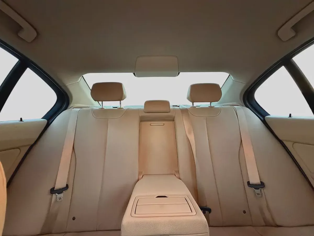 BMW 320i | 2.0L TURBO | 184 HP | GCC SPECS | 2017-19-19