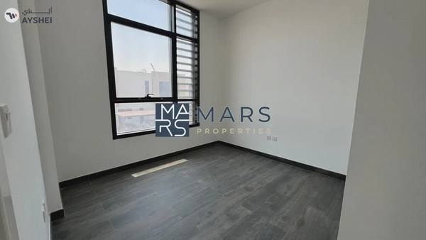 End Unit Villa With Study Room in Excellent Community