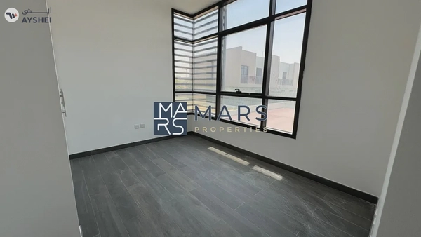 End Unit Villa With Study Room in Excellent Community