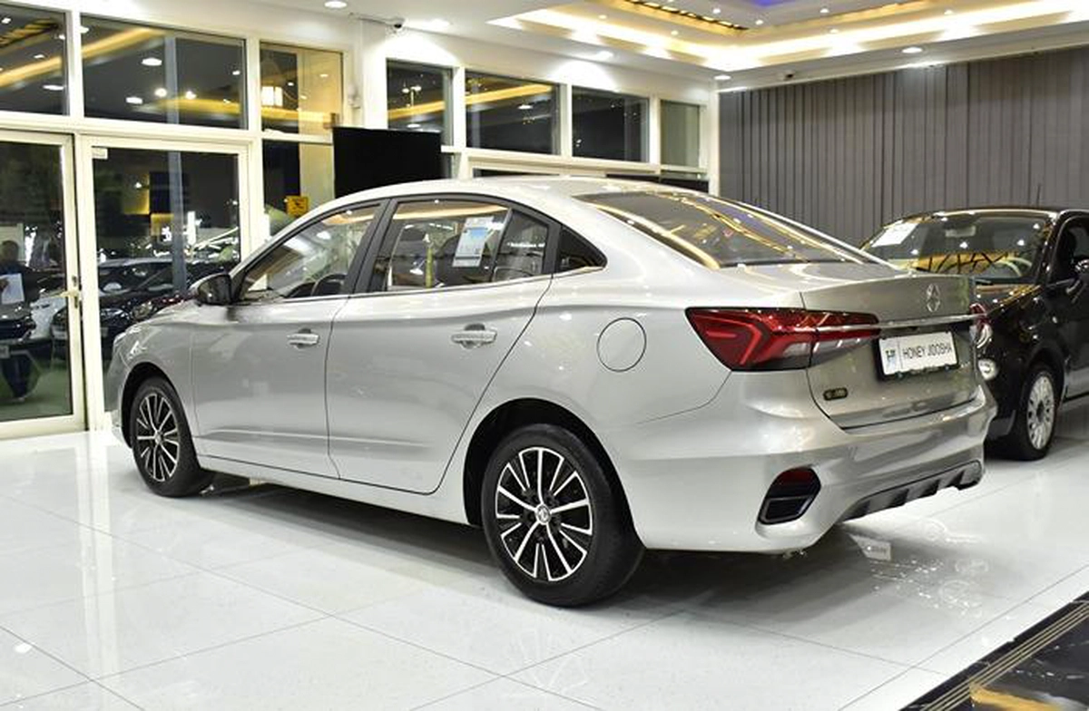 MG 5 ( 2025 Model ) in Silver Color GCC Specs-1-1