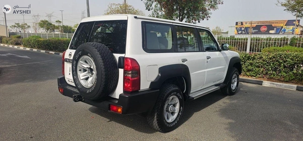 Nissan Patrol Safari GL 4.8L A/T (9 Seater)