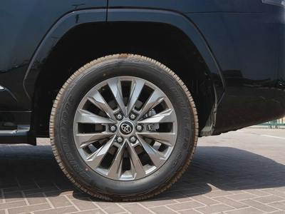 TOYOTA LAND CRUISER VX 3.5L GCC 7-SEATS BRAND NEW 0KM-17