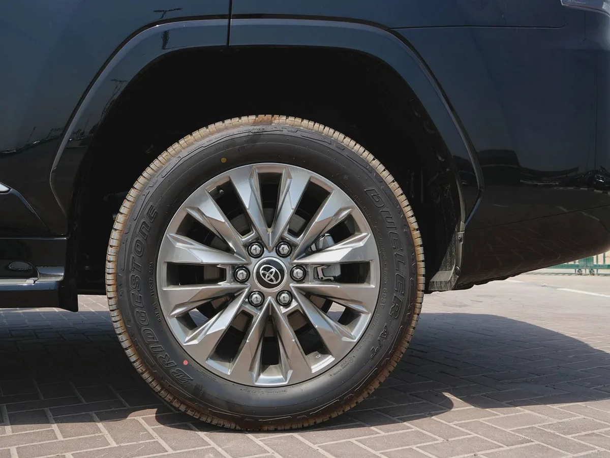 TOYOTA LAND CRUISER VX 3.5L GCC 7-SEATS BRAND NEW 0KM-17-17