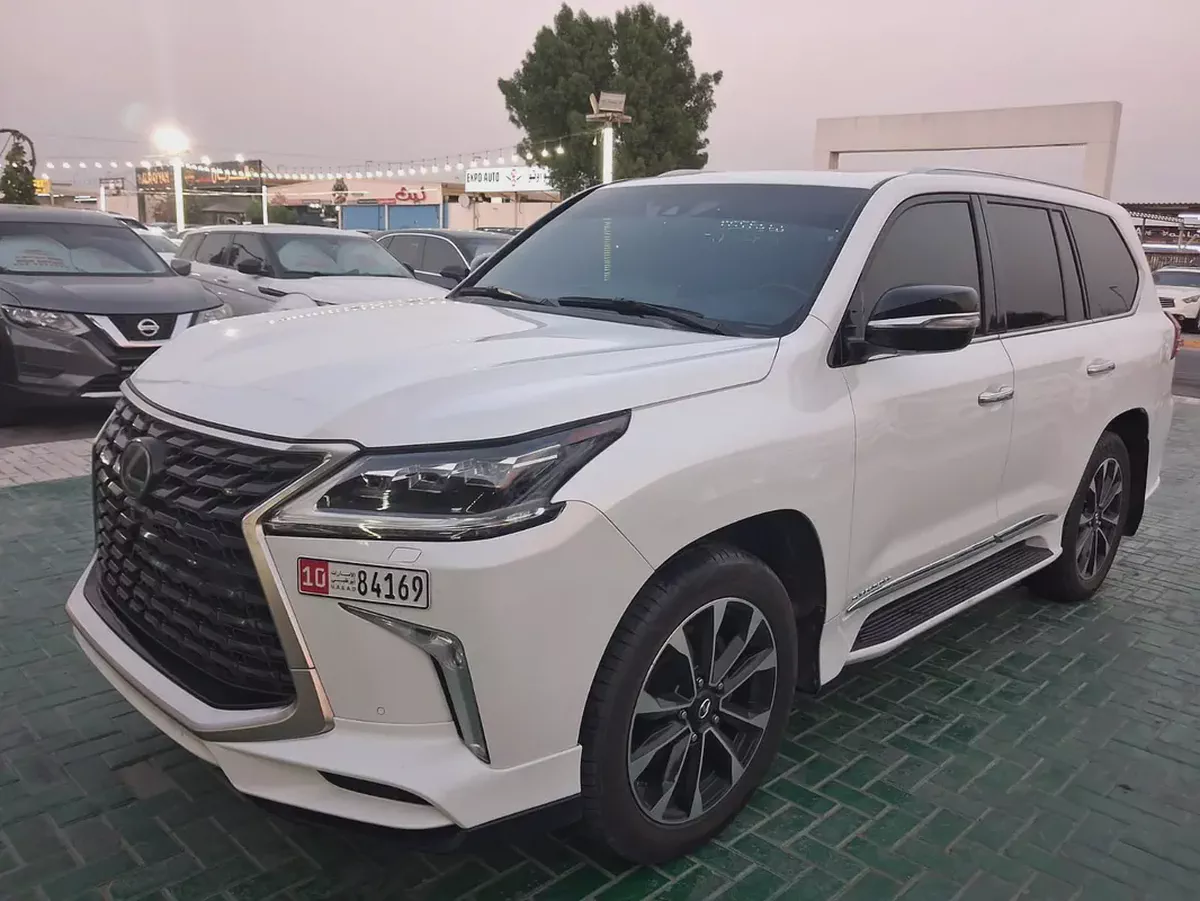 Lexus LX 570 Signature 2016 | GCC Specs | Pristine Condition