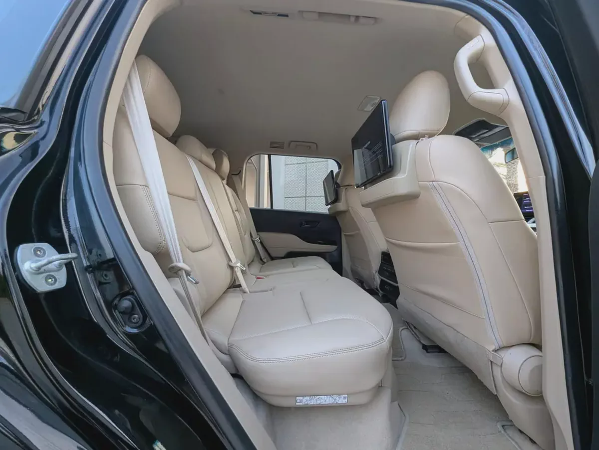 Toyota Land Cruiser VXR 2023 GCC Specs Interior and Exterior Excellent Condition-12-12