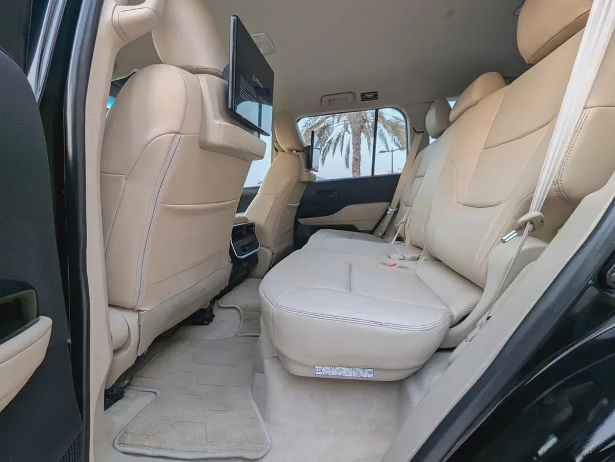 Toyota Land Cruiser VXR 2023 GCC Specs Interior and Exterior Excellent Condition-13-13