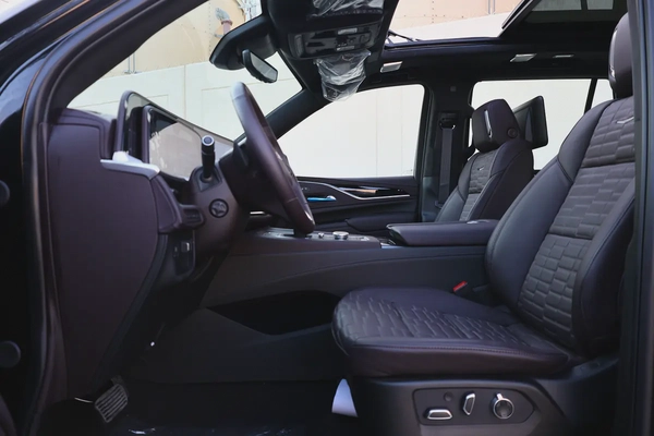 CADILLAC ESCALADE 600 SPORT PLATINUM-0KM-2024-GCC SPECS-UNDER WARRANTY  SERVICE-BRAND NEW