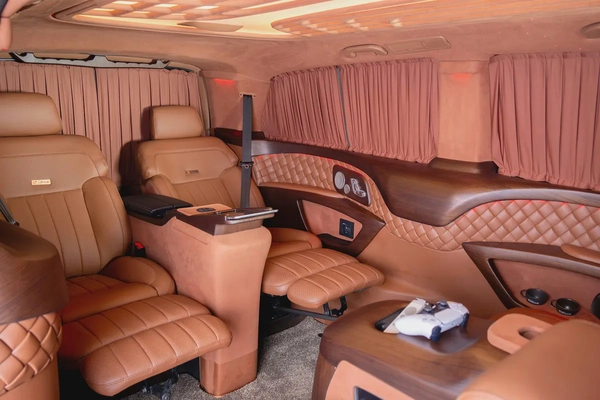 Brand New Mercedes Benz V300-GCC-VIP Upgrades-Exclusive Transportation-Mercedes Warranty till 2027