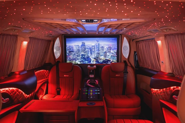 Brand New Mercedes Benz V300-GCC-VIP Upgrades-Exclusive Transportation-Mercedes Warranty till 2027