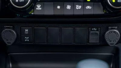 Toyota Hilux SGLX HILUX SR5 2.4L AT FULL OPTION DIESEL-14