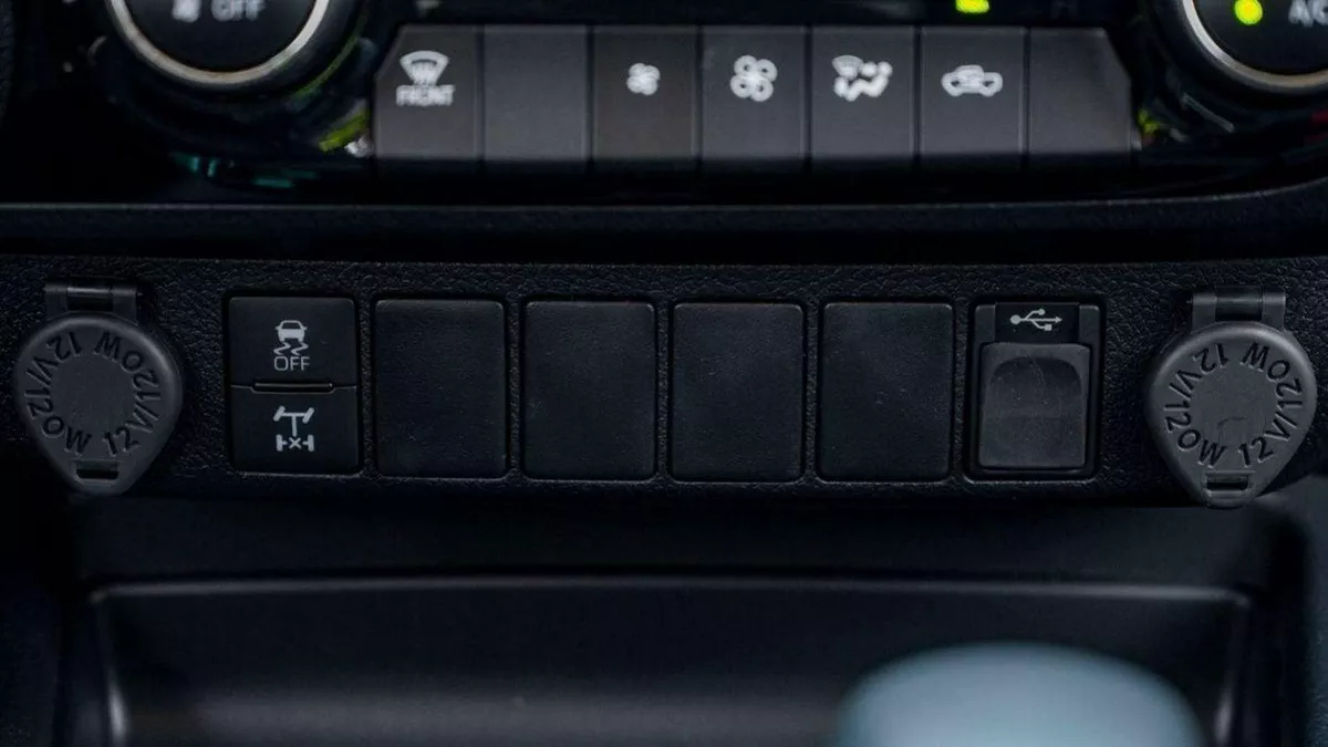 Toyota Hilux SGLX HILUX SR5 2.4L AT FULL OPTION DIESEL-14-0