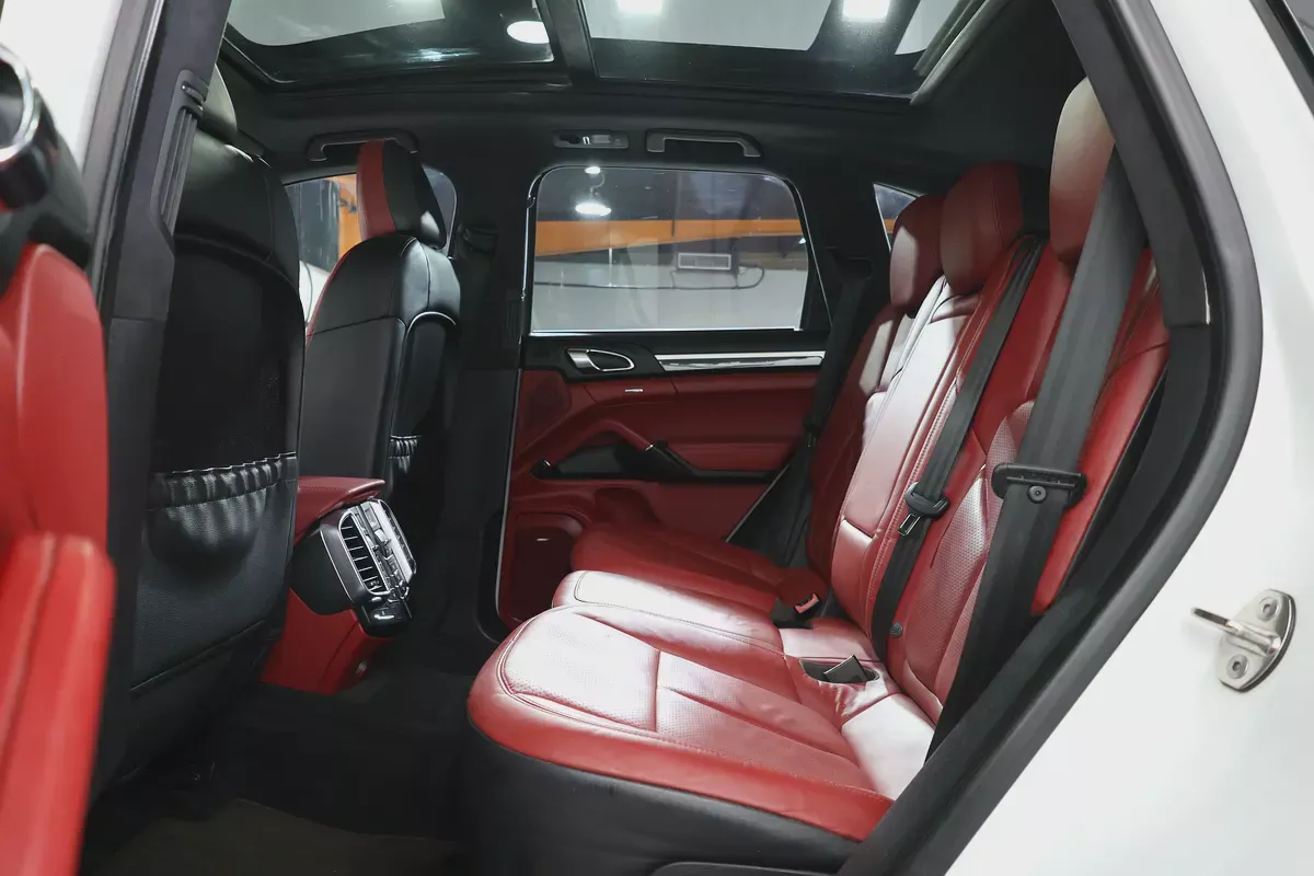 -original paint PORSCHE CAYENNE GTS -GCC SPECS -2014 -228000KM -EXCELLENT CONDITION -FREE ACCIDENTS-17-17
