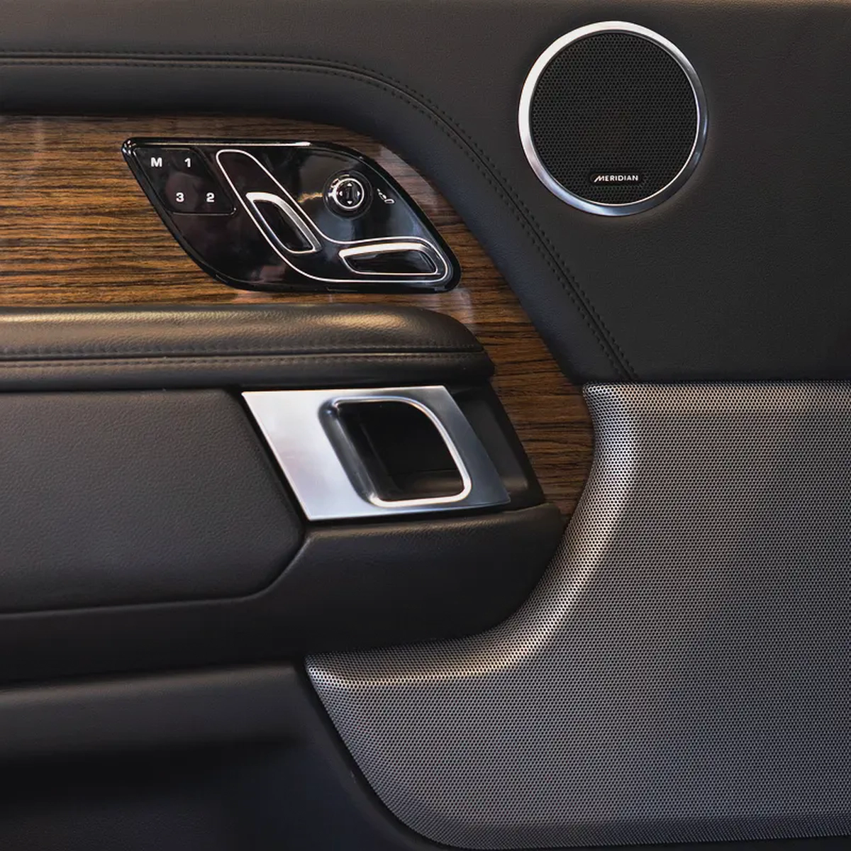 AED 2,490 p.m • 0% Downpayment • Range Rover Vogue Supercharged • 1 Year Warranty-7-7