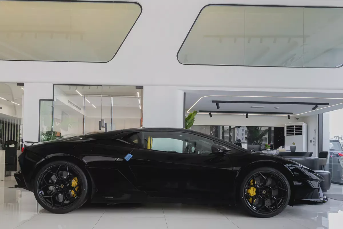 Lamborghini Temerario | 2027 | HPEV | 920 HP | AWD | Black / Yellow & Black Interior-6-6