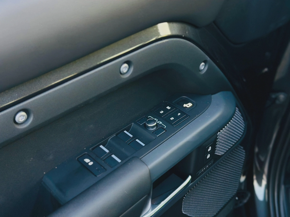 Land Rover Defender 110 X-12-12
