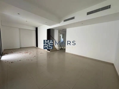 Corner Unit Fully Upgraged In Excellent Community-1