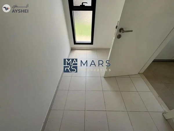 Corner Unit Fully Upgraged In Excellent Community