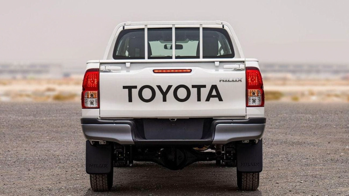 Toyota Hilux Toyota Hilux 2.4L Basic MT 2025-2-0