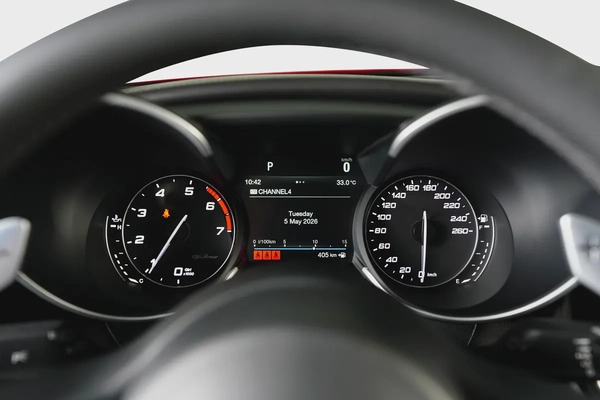Alfa Romeo Guilia Veloce Q4-GCC-Q4 wheel drive system-well maintained-full serviced in Agency