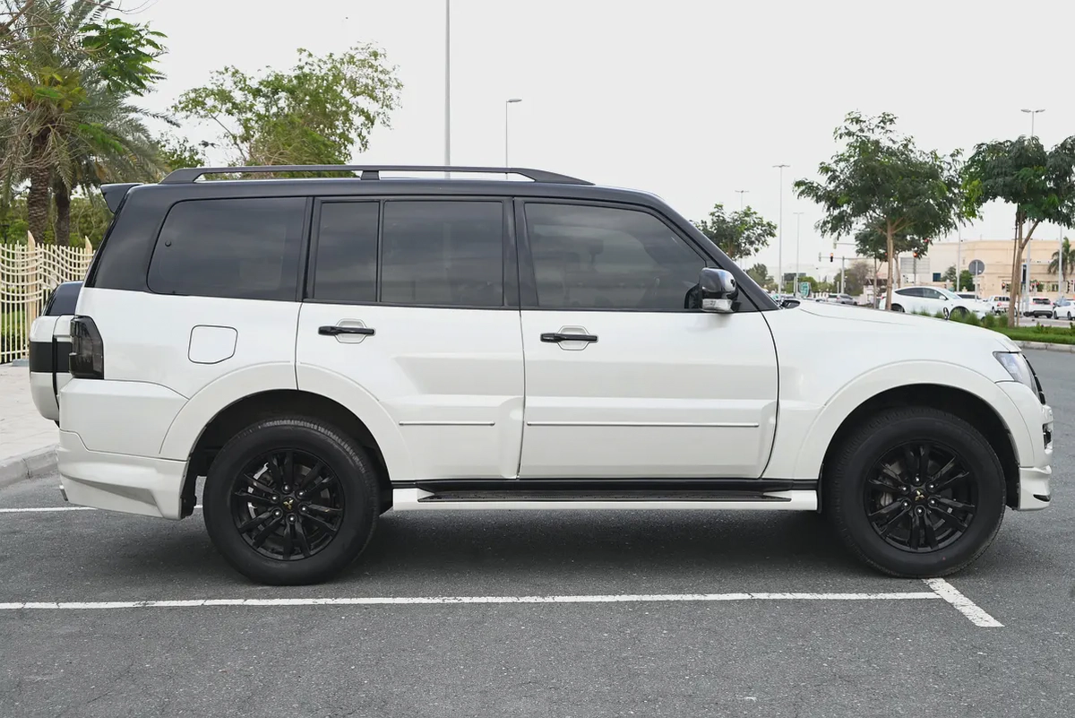 0% DP - SIGNATURE EDITION - MITSUBISHI PAJERO GLS 2020 - ACCIDENT FREE - GCC-4-4