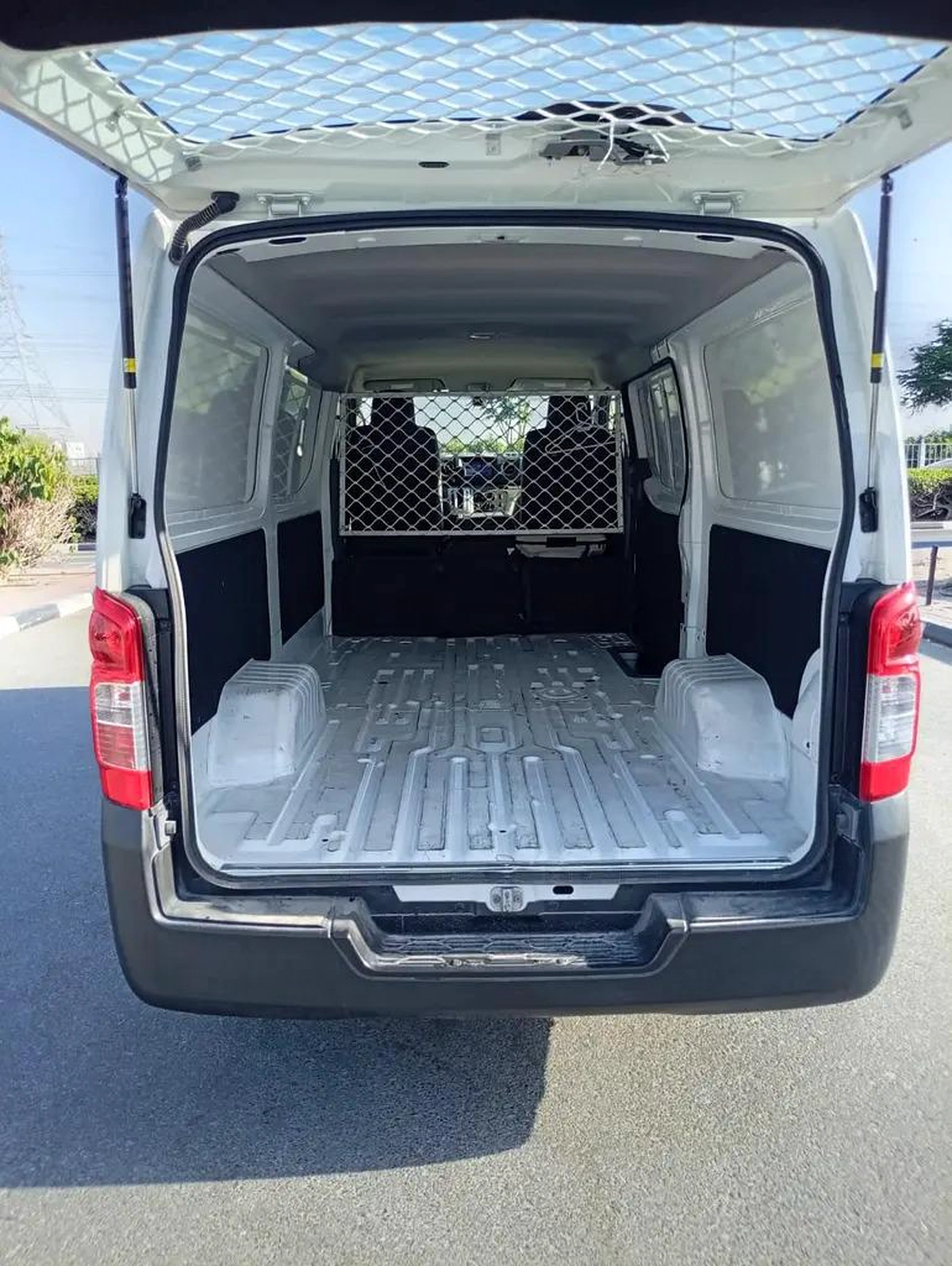 Automatic Gear Nissan Urvan Van 2022 GCC Specs-9-9