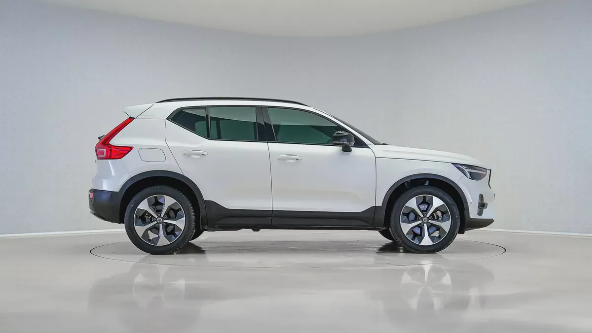 2024  Volvo XC40 B4 Ultimate Dark | GCC Specs | Volvo Active Warranty February 2029-2-2