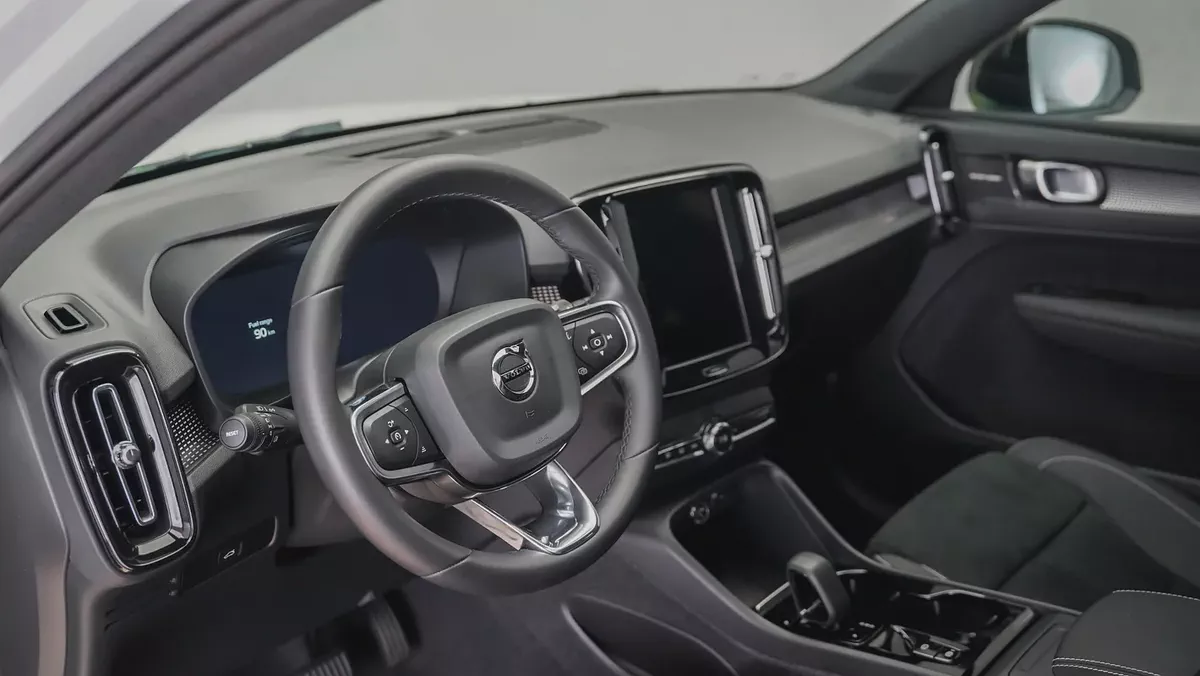 2024  Volvo XC40 B4 Ultimate Dark | GCC Specs | Volvo Active Warranty February 2029-3-3