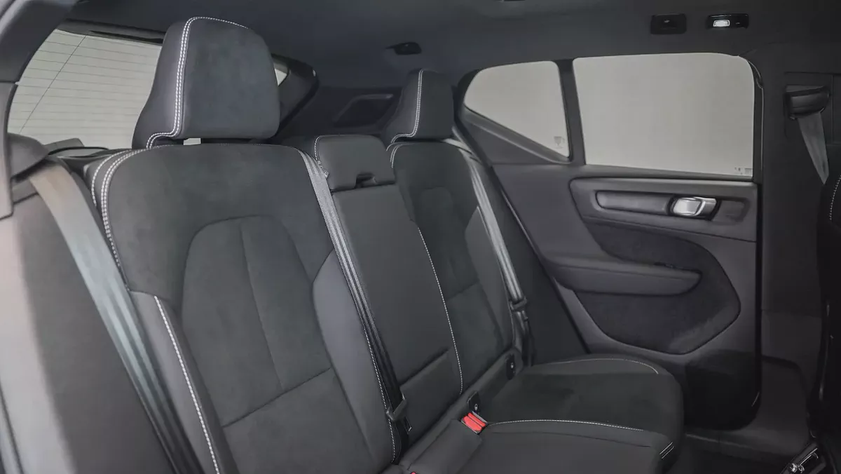 2024  Volvo XC40 B4 Ultimate Dark | GCC Specs | Volvo Active Warranty February 2029-5-5