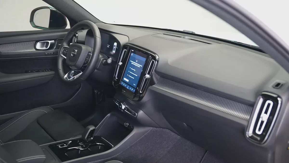 2024  Volvo XC40 B4 Ultimate Dark | GCC Specs | Volvo Active Warranty February 2029-6-6