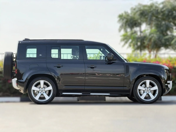 LAND ROVER DEFENDER HSE P400 | YEAR: 2023 | KMS: 121,000 | FULL SERVICE HISTORY UNDER WARRANTY