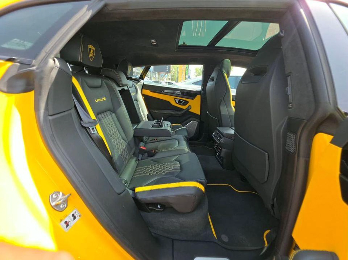 Lamborghini Urus S 4.0T V8 S Canadian Specs Original paint 2023 - AED 880,000 (AED 925,000)-10-10